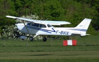 Cessna 172 150 CV  F-BVIX. Avion de voyage avec grande autonomie grce  ses quatre rservoirs. Deux radios avec intercom. GPS. VOR-DME. Transpondeur Mode S. Equip vol de nuit. Pilote automatique. 